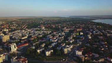 Slatina, Romanya havadan görünümü. Gün batımında Avrupa şehri üzerinde drone uçuş