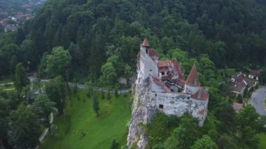 Ortaçağ Bran Kalesi, Brasov, Transilvanya Dracula Kalesi havadan Panorama görünümü. Romanya.