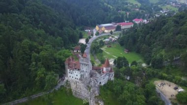 Ortaçağ Bran Kalesi, Brasov, Transilvanya Dracula Kalesi havadan Panorama görünümü. Romanya.