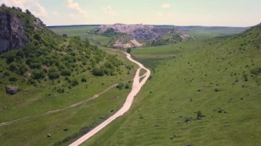 Moldova Cumhuriyeti 'nin Highlands ve country road üzerindeki muhteşem manzara üzerinde uçmak.