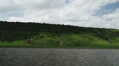 Hareket halindeki nehirdeki motorlu bottan görünüm