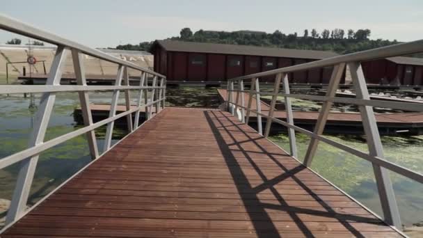 Imágenes Cámara Moviéndose Largo Largo Muelle Madera Río Luz Soleada — Vídeos de Stock