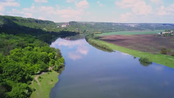 春の時期に川と森の上を飛行 モルドバ共和国のドニエスター川 — ストック動画