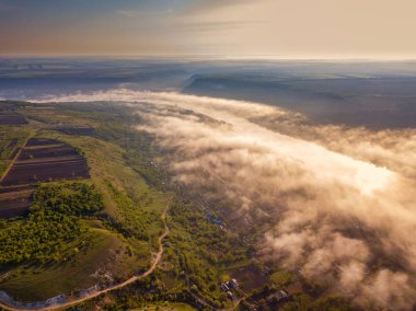 Sabahın erken saatlerinde nehir manzarası. Uzakta bir kulübe ve mistik sis le kaplı ağaç, çok sessiz ve sakin.