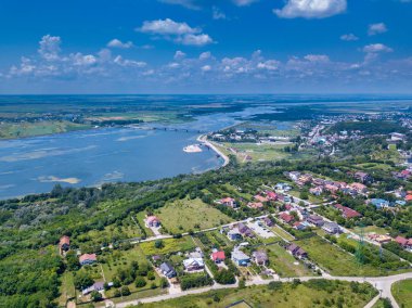 Slatina şehir ve nehir Olt, Romanya havadan görünümü. Yaz günü Avrupa şehri üzerinde drone uçuş.