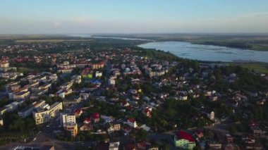 Slatina, Romanya havadan görünümü. Gün batımında Avrupa şehri üzerinde drone uçuş