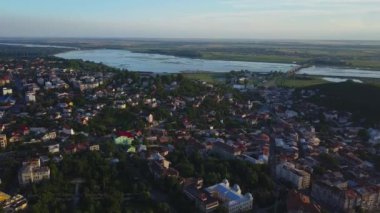 Slatina, Romanya havadan görünümü. Gün batımında Avrupa şehri üzerinde drone uçuş