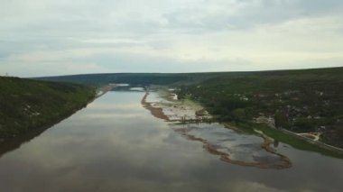 Nehir ve küçük köy manzaralı. Moldova Cumhuriyeti Dniester Nehri.