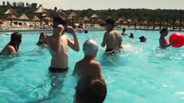 Sharm Sheikh Abril 2017 Grupo Jovens Amigos Jogando Vôlei Piscina — Vídeo de Stock