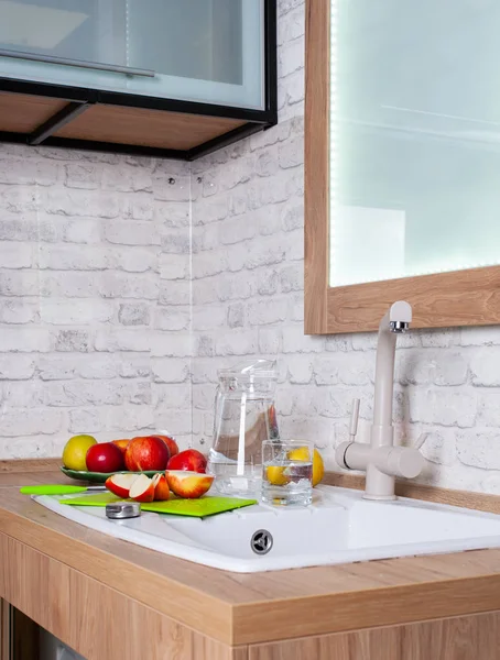 Zdravý životní styl, jablka v bílé interiérové kuchyni — Stock fotografie