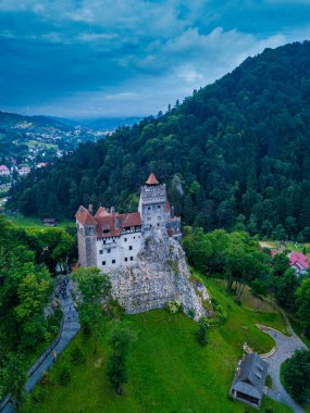 Ortaçağ Bran Kalesi, Dracula efsanesi, Brasov, Transylvania içinde Dracula Kalesi için bilinen havadan Panorama görünümü. Romanya.