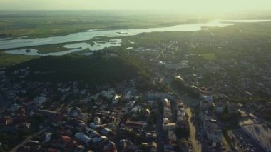 Slatina, Romanya havadan görünümü. Gün batımında Avrupa şehri üzerinde drone uçuş