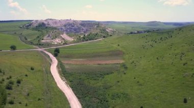 Moldova Cumhuriyeti 'nin Highlands ve country road üzerindeki muhteşem manzara üzerinde uçmak.