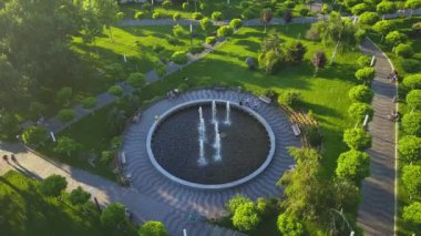 Park üzerinde Uçan Drone. Şehir parkı, Slatina, Romanya. 4k