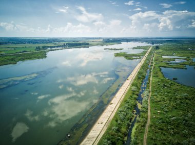 Güneşli bir yaz gününde mavi nehir whit yansımaları havadan görünümü. Drone fotoğrafçılığı. River Olt, Romanya.