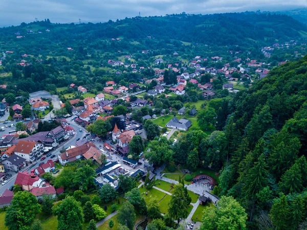 Vista panorámica de la ciudad de Brasov en un día de verano en Transilvania, Rumania —  Fotos de Stock