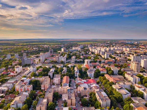 Вид з міста Слатіна, Румунія. Політ безпілотника над європейським містом в літній день. — стокове фото