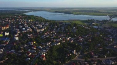 Slatina, Romanya havadan görünümü. Gün batımında Avrupa şehri üzerinde drone uçuş