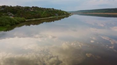 Bahar zamanı nehrin üzerinden uçacağız. Moldova Cumhuriyeti Dniester Nehri.