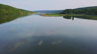 Güneşli bir yaz gününde nehir üzerinde uçmak. Moldova Cumhuriyeti'nin Dinyester Nehri.