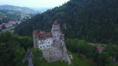 Ortaçağ Bran Kalesi, Brasov, Transilvanya Dracula Kalesi havadan Panorama görünümü. Romanya.
