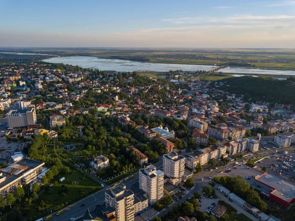 Vista aérea de la ciudad latina y el río Olt, Rumania. Vuelo en avión no tripulado sobre la ciudad europea en el día de verano . — Foto de Stock