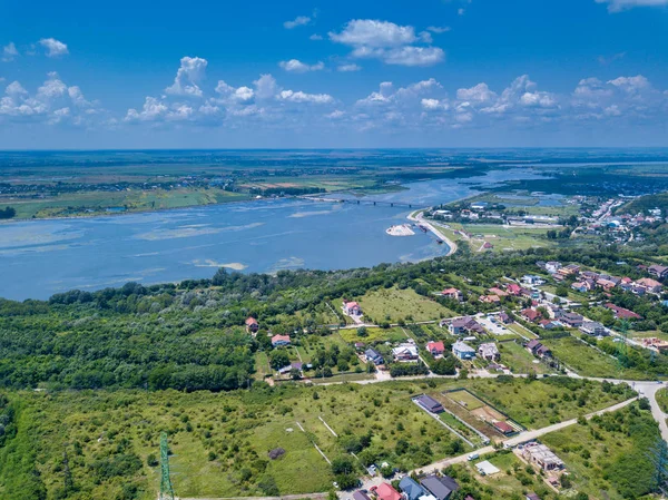 Vista aérea de la ciudad latina y el río Olt, Rumania. Vuelo en avión no tripulado sobre la ciudad europea en el día de verano . — Foto de Stock