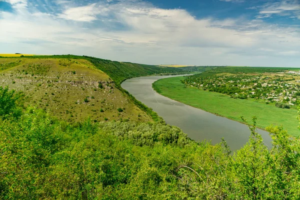 Река в зеленом пейзаже — стоковое фото