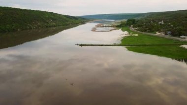 Bahar zamanı nehrin üzerinden uçacağız. Moldova Cumhuriyeti Dniester Nehri.