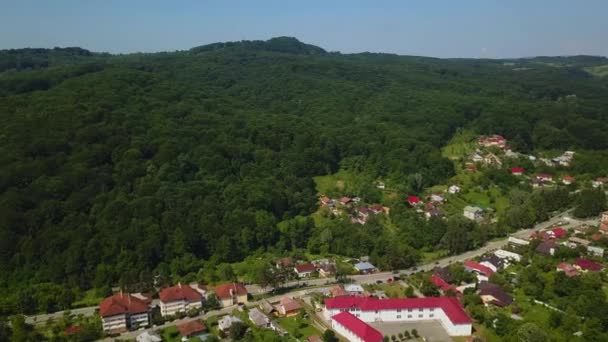 Drone Vuela Sobre Bosque Verde Pequeña Ciudad Zona Montañosa Día — Vídeos de Stock