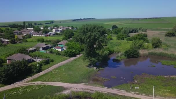 一个欧洲小村庄飞过厘米村 莫尔达维安小村庄 — 图库视频影像