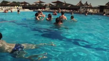 Bir grup genç arkadaşlar havuzu voleybol oynarken Sharm El-Sheikh, Nisan 2017: