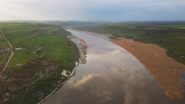 Vista Arial Sobre Río Pequeño Pueblo Río Dniéster República Moldavia — Vídeos de Stock