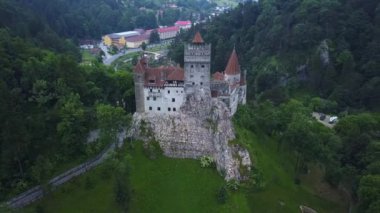 Ortaçağ Bran Kalesi, Brasov, Transilvanya Dracula Kalesi havadan Panorama görünümü. Romanya.