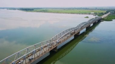 Hava drone uçuş: araba ile nehir üzerinde köprü görünümü. OLT River, Romanya