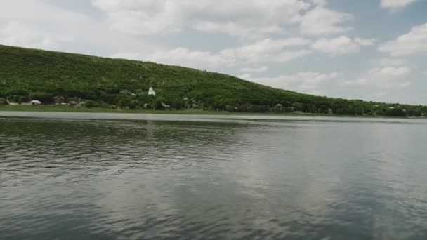 Vue depuis le bateau à moteur sur la rivière en mouvement 