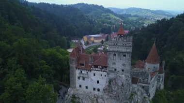 Ortaçağ Bran Kalesi, Brasov, Transilvanya Dracula Kalesi havadan Panorama görünümü. Romanya.