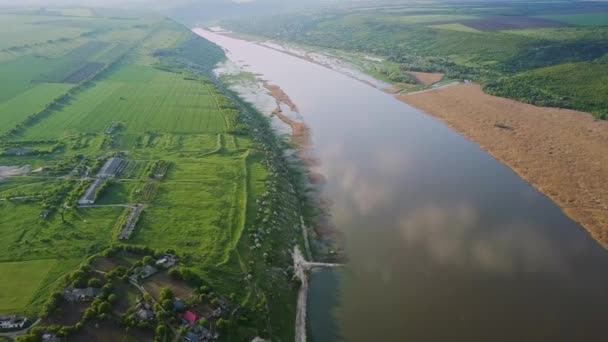 Voando Sobre Rio Uma Pequena Aldeia Dia Ensolarado Verão Rio — Vídeo de Stock