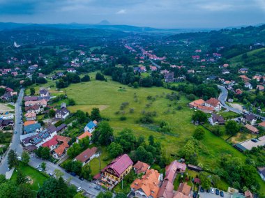 Panoramik manzaralı bir yaz günü Brasov şehirde Transilvanya, Romanya