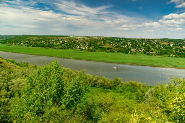 nehir yeşil peyzaj ve mavi gökyüzü ile bulutlar