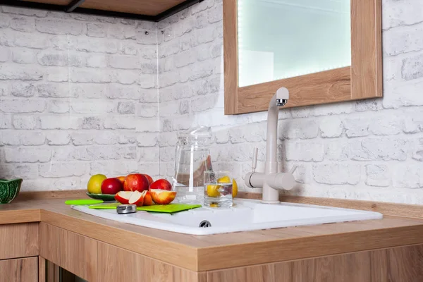 Gezonde levensstijl, appels in witte interieur keuken — Stockfoto