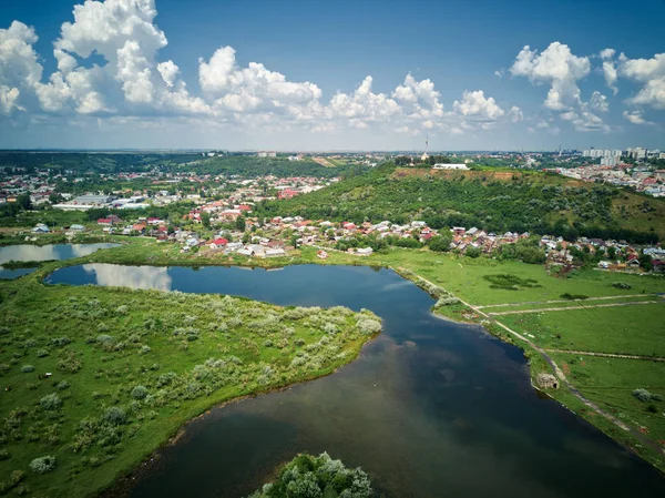 Vista aérea del río azul con reflejos en un soleado día de verano. Fotografía de drones. Río Olt, Rumania . — Foto de Stock