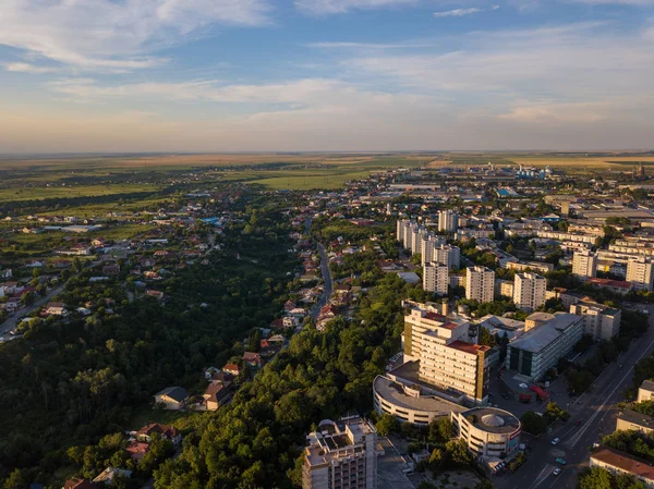 Вид на місто Слатіна і річку Олт, Румунія. Політ безпілотника над європейським містом в літній день. — стокове фото