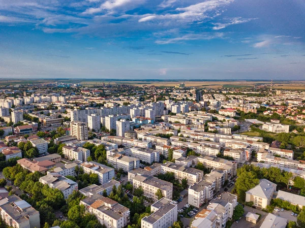 Vista aérea de Slatina, Rumania. Vuelo en avión no tripulado sobre la ciudad europea en el día de verano . — Foto de Stock