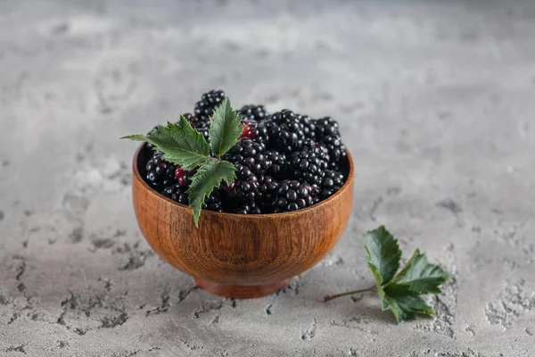 Söt blackberry i skål — Stockfoto