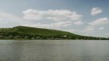 Hareket halindeki nehirdeki motorlu bottan görünüm