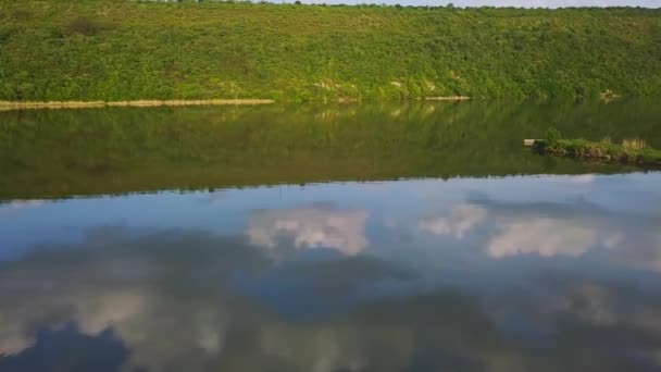 晴れた夏の日に川の上を飛ぶ。モルドバ共和国のドニエスター川. — ストック動画