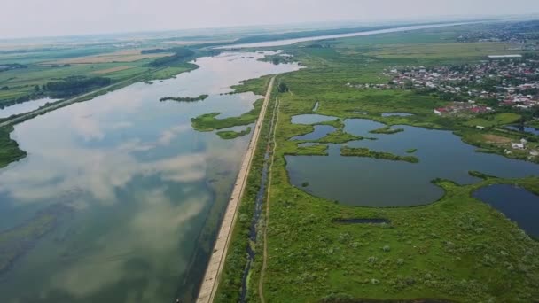 Luchtfoto van Blue River whit reflecties op een zonnige zomerdag. Drone vlucht over de rivier Olt, Roemenië. — Stockvideo