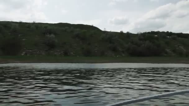 Вид с моторной лодки на реку в движении — стоковое видео