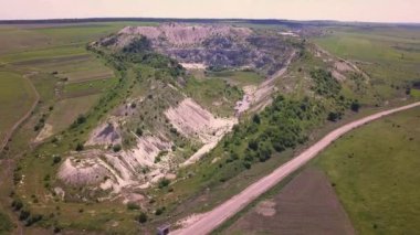 Moldova Cumhuriyeti Highlands ve taş ocağı üzerinde müthiş manzara üzerinde Uçuş.